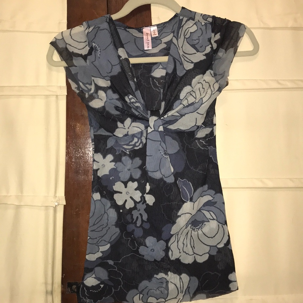 Sweet pea top